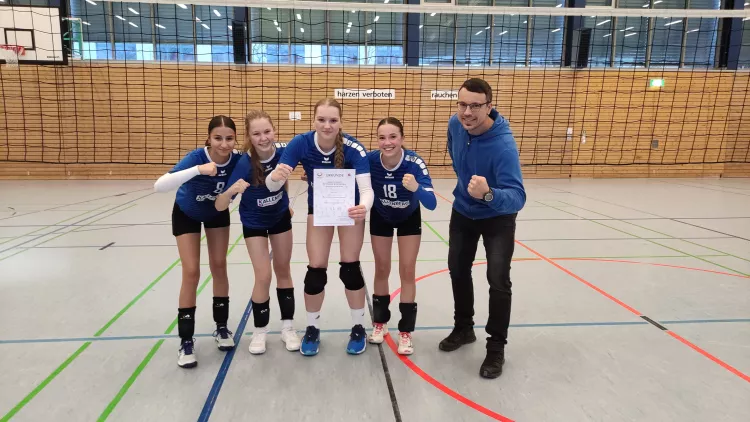 Schülerinnen des Gymnasiums aus unterschiedlichen Altersstufen und ihr Lehrer Volker Kammerer freuen sich über ihren Erfolg im Volleyball